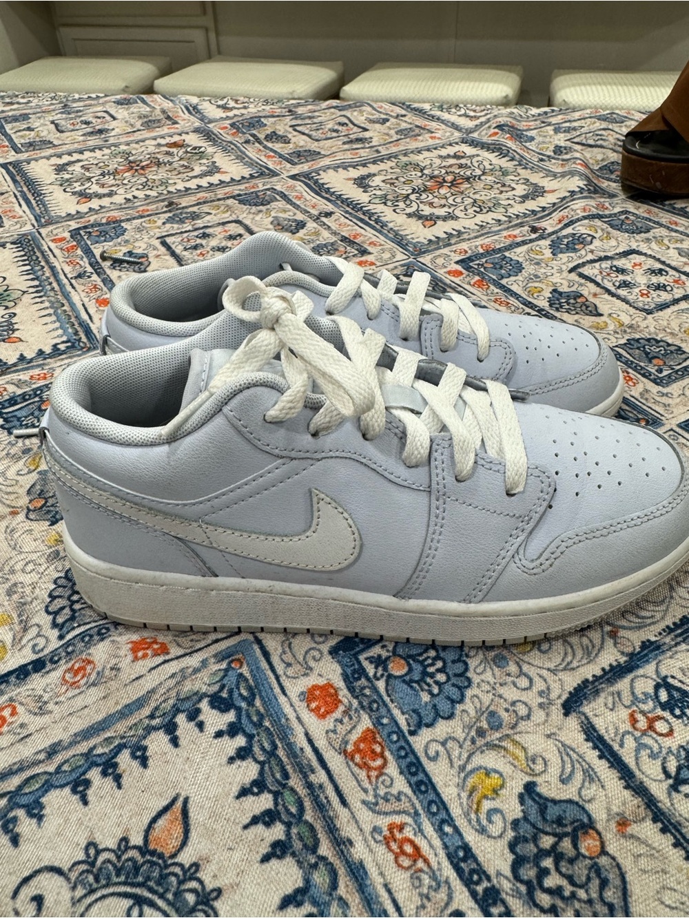 Nike Kids Low-Top Sneakers in Light Blue and White